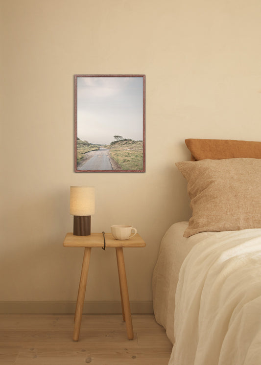 Indret soveværelse med plakat