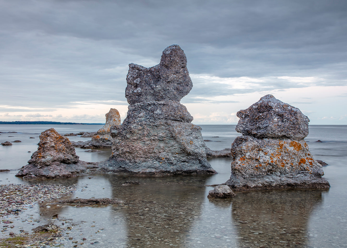Fotografi af rauker ved Folhammar, Gotland, Sverige – Foto Factory