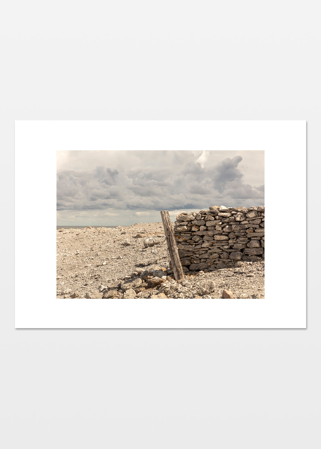 Fotografisk plakat af stendige ved kysten på Fårö, Gotland, Sverige – Foto Factory