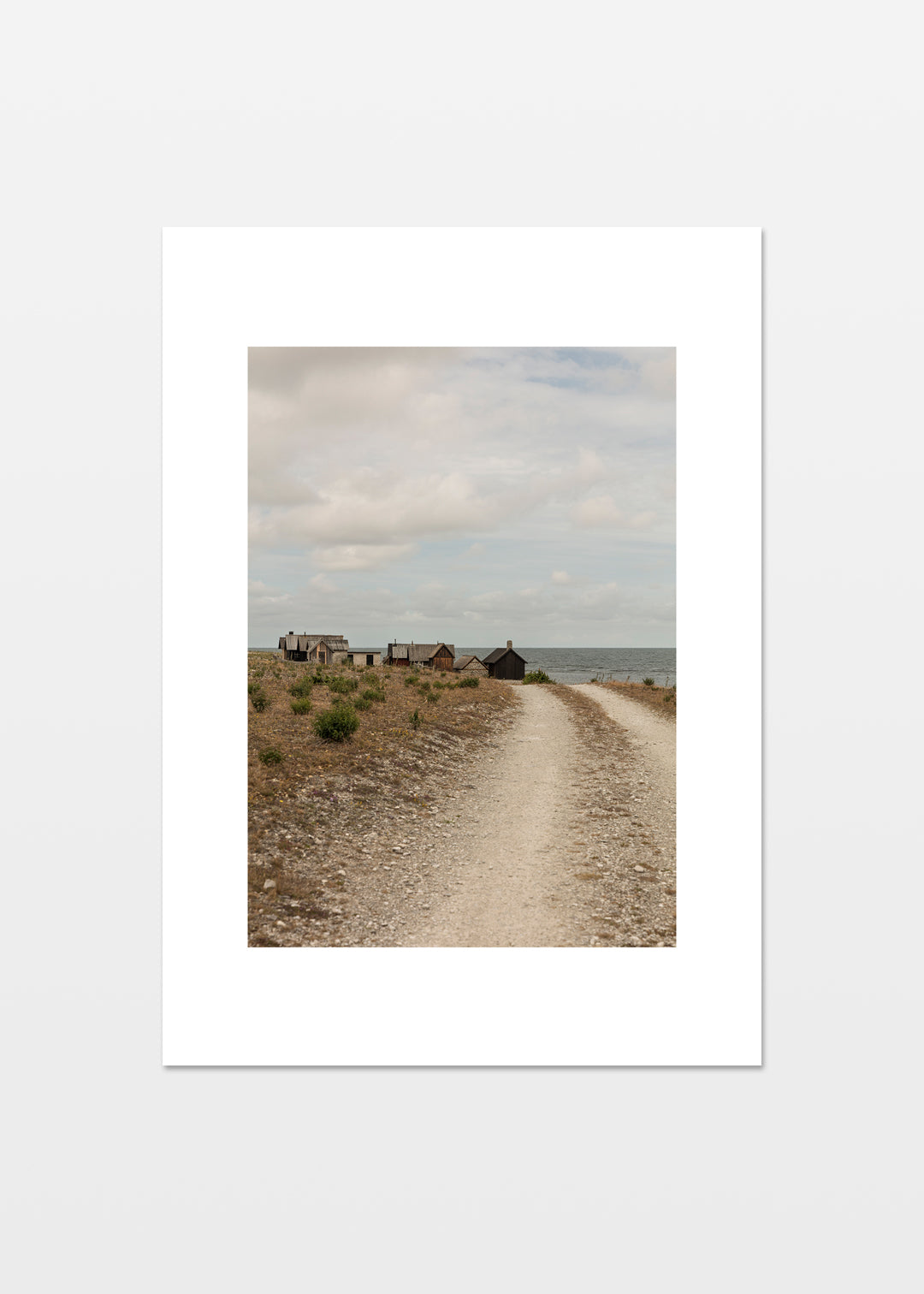 Lodret fotografisk plakat af Helgumannen fiskeläge på Fårö, Gotland, Sverige – Foto Factory
