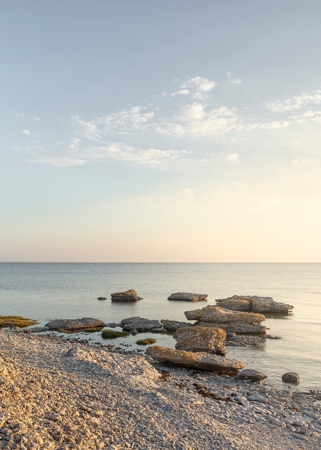 Solopgang over stenformationer ved Grogarnshuvud på Gotland, set fra kysten.