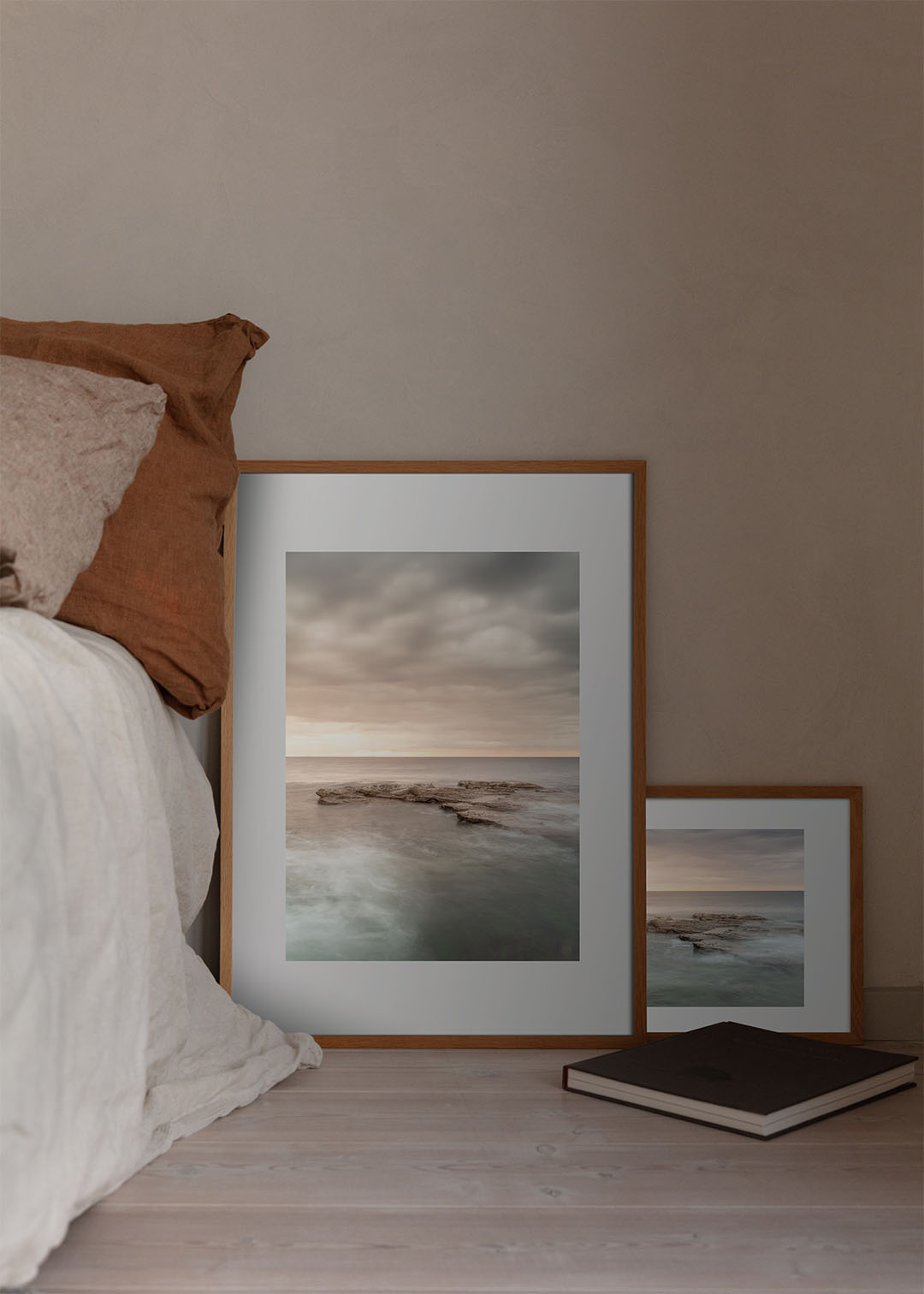 Fotografisk plakat af Gotlands klippekyst i solnedgang med bløde bølger og varme aftenfarver – Foto Factory