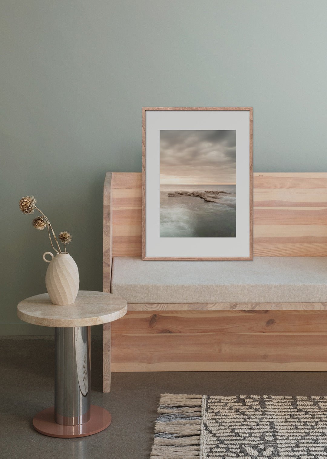 Lodret plakat af Gotlands klippekyst i solnedgang med stille hav og dramatiske skyer – Foto Factory