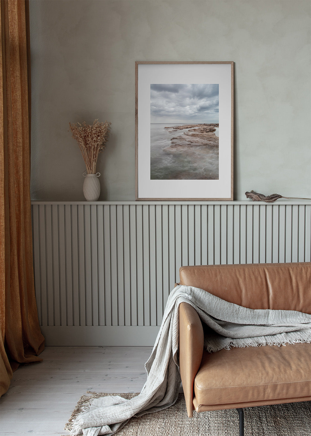 Gotland plakat med lyse flade klipper og roligt hav under skyet himmel – foto Martin Bay.