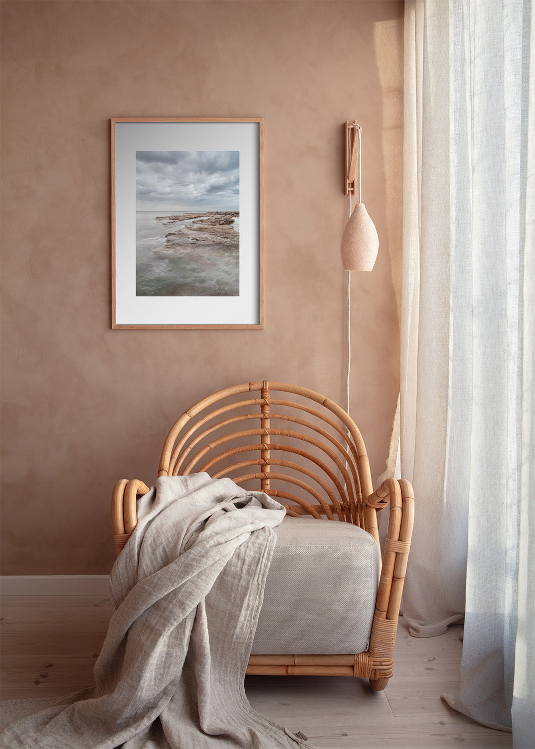 Gotland plakat med lyse flade klipper og roligt hav under skyet himmel – foto Martin Bay.