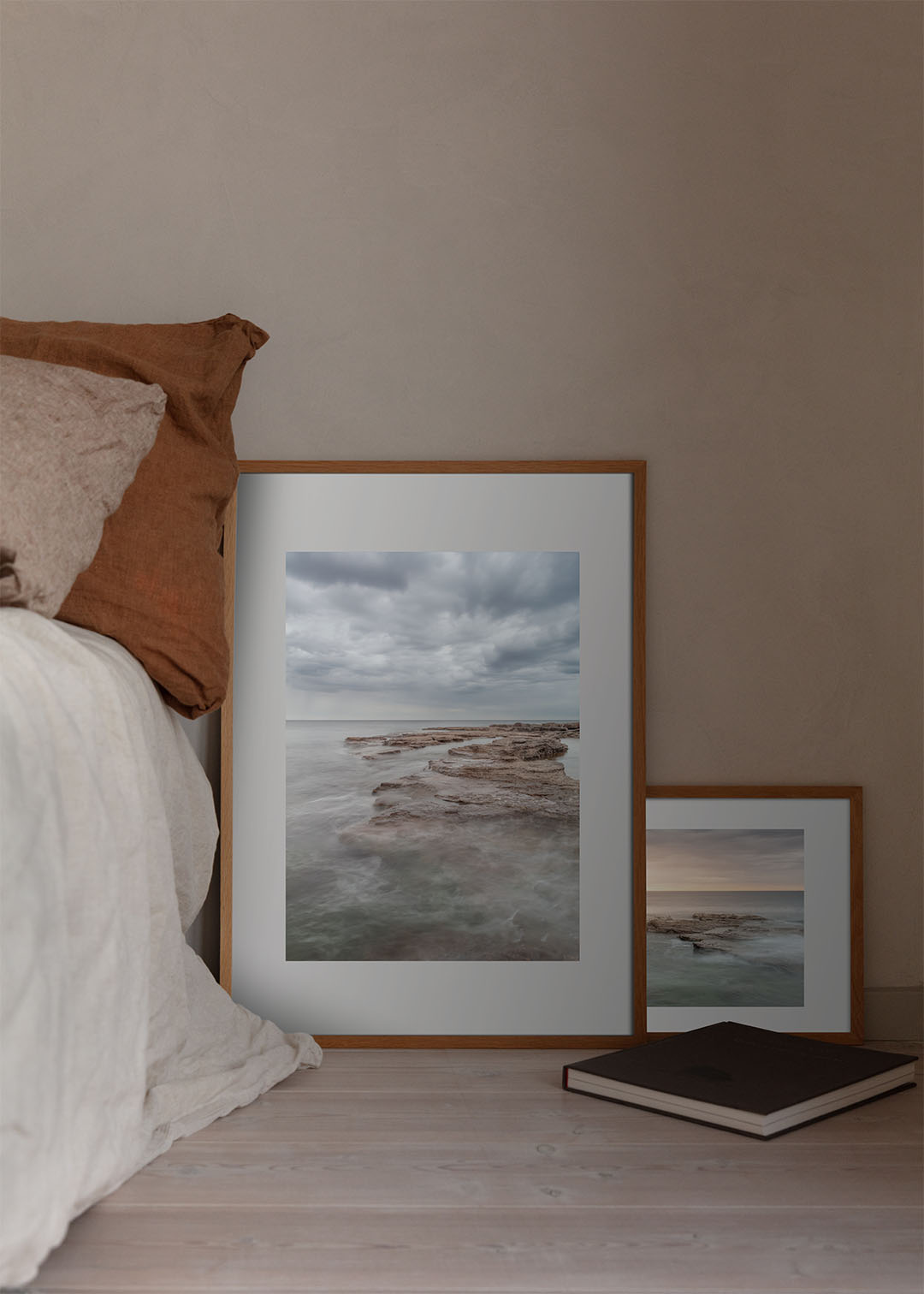 Gotland plakat med lyse flade klipper og roligt hav under skyet himmel – foto Martin Bay.