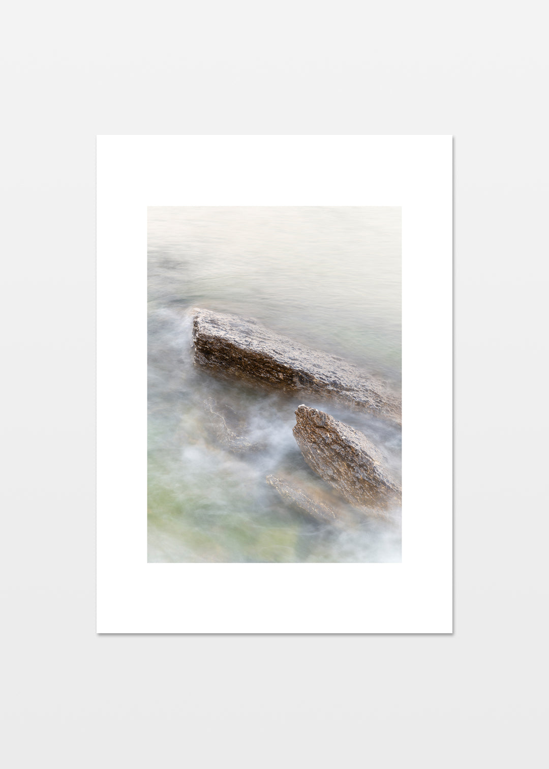 Abstrakt plakat af klipper i klart vand med grønne og lyse toner, Gotland.