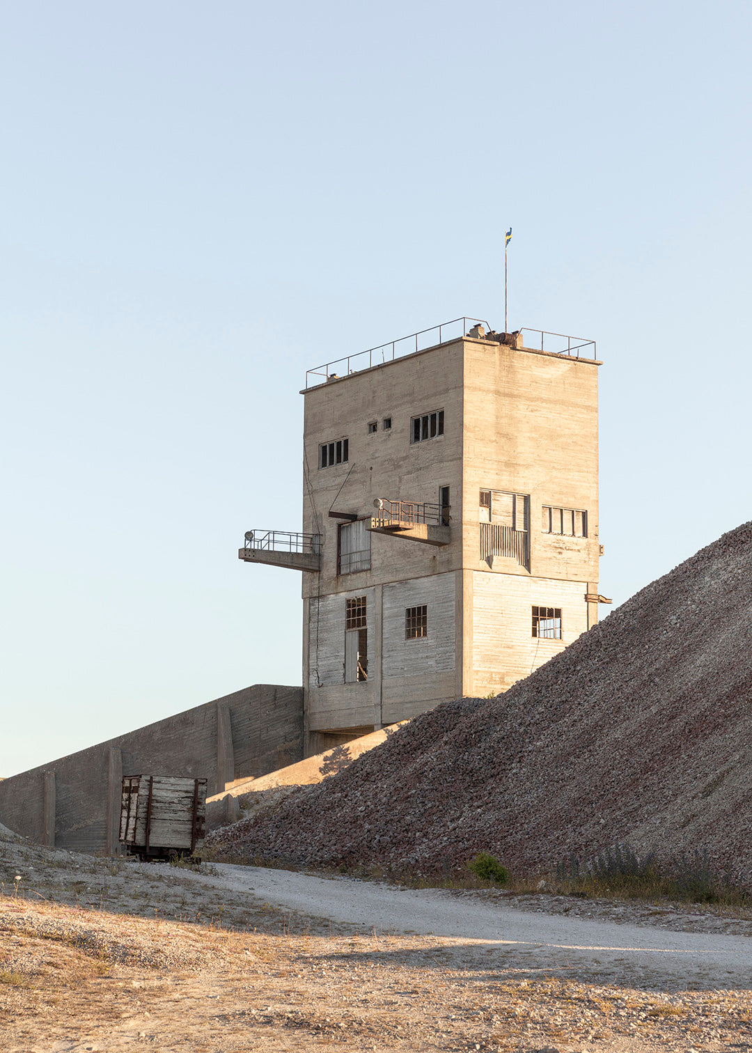 Fabrikstårn i aftensol ved Fabriken Furillen på Gotland.