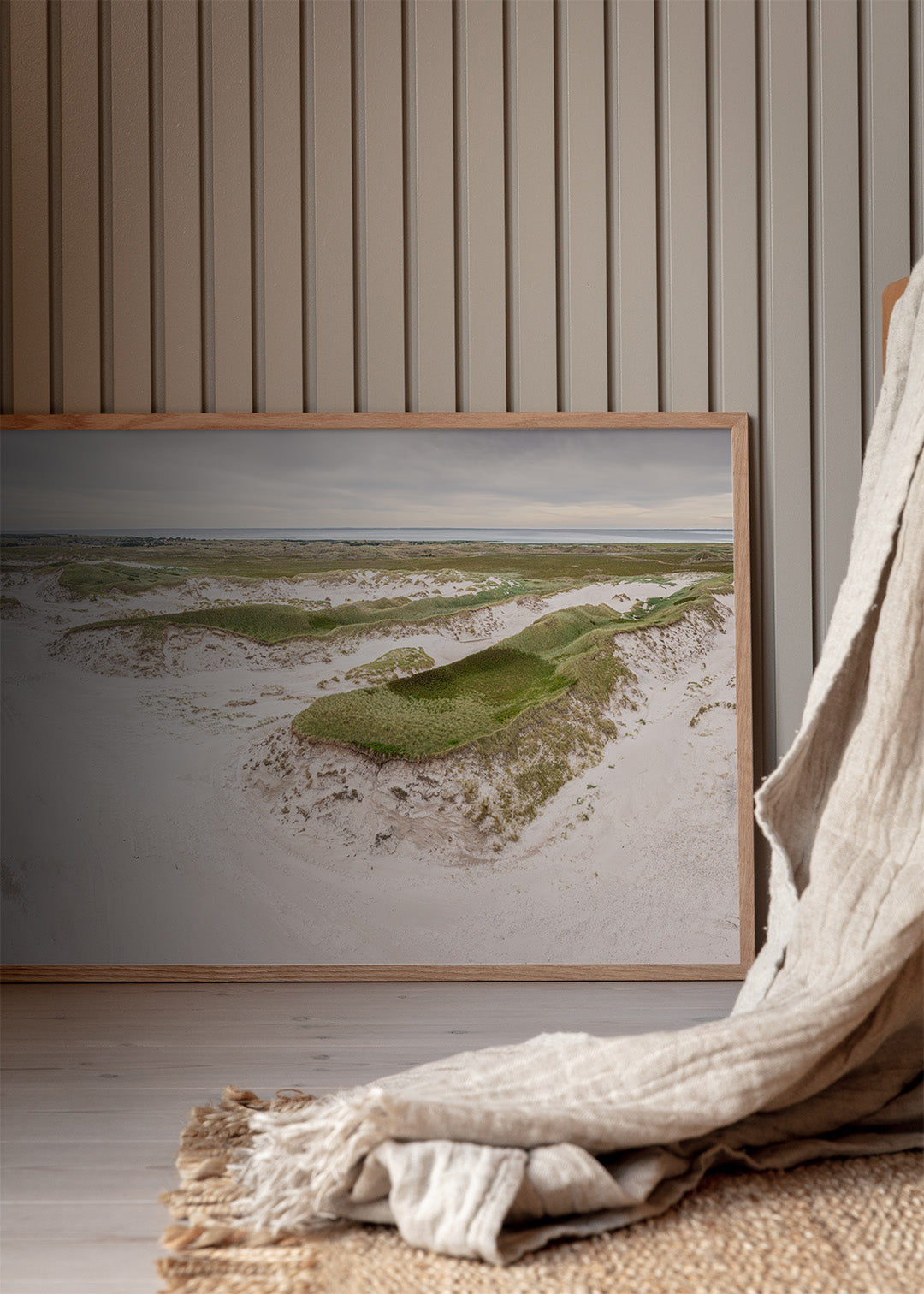 Plakat med naturfotografi af grønt klitlandskab ved Hvide Sande på den jyske vestkyst