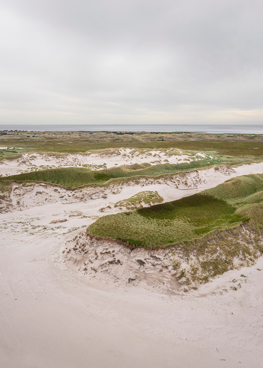 Naturfotografi med klitlandskab og lyse sandklitter ved Hvide Sande