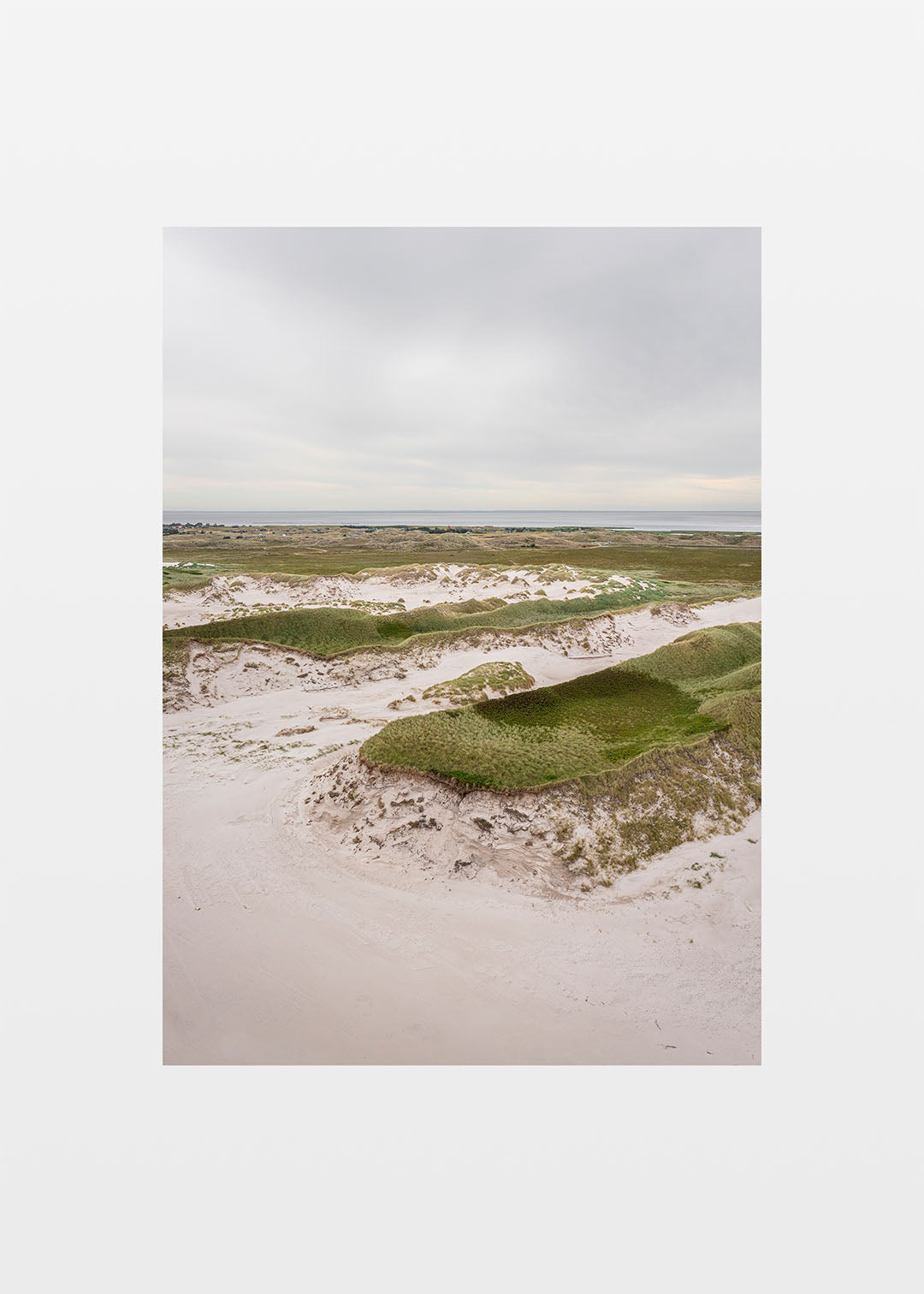 Naturplakat med klitlandskab og lyse sandklitter ved Hvide Sande