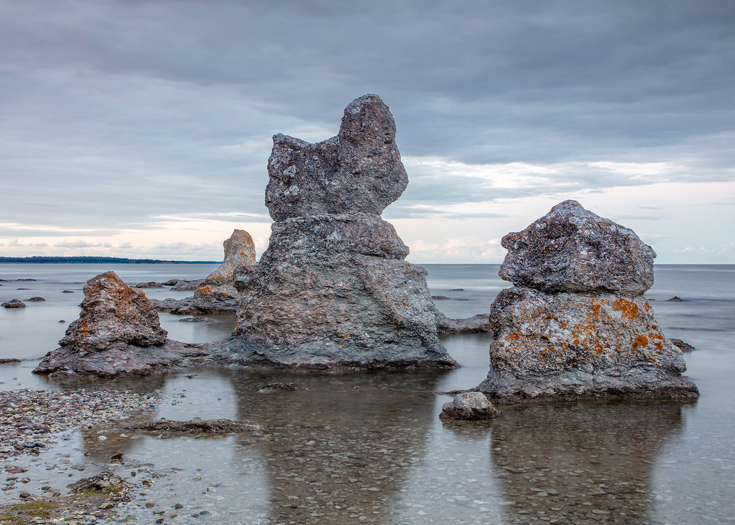 Fotografi af rauker ved Folhammar, Gotland, Sverige – Foto Factory