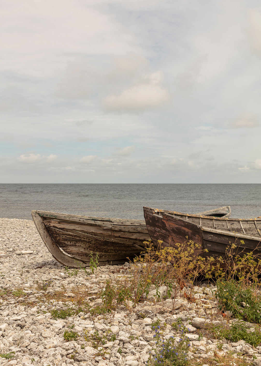 Fotografisk plakat af både ved Helgumannen fiskeläge, Fårö, Gotland, Sverige – Foto Factory