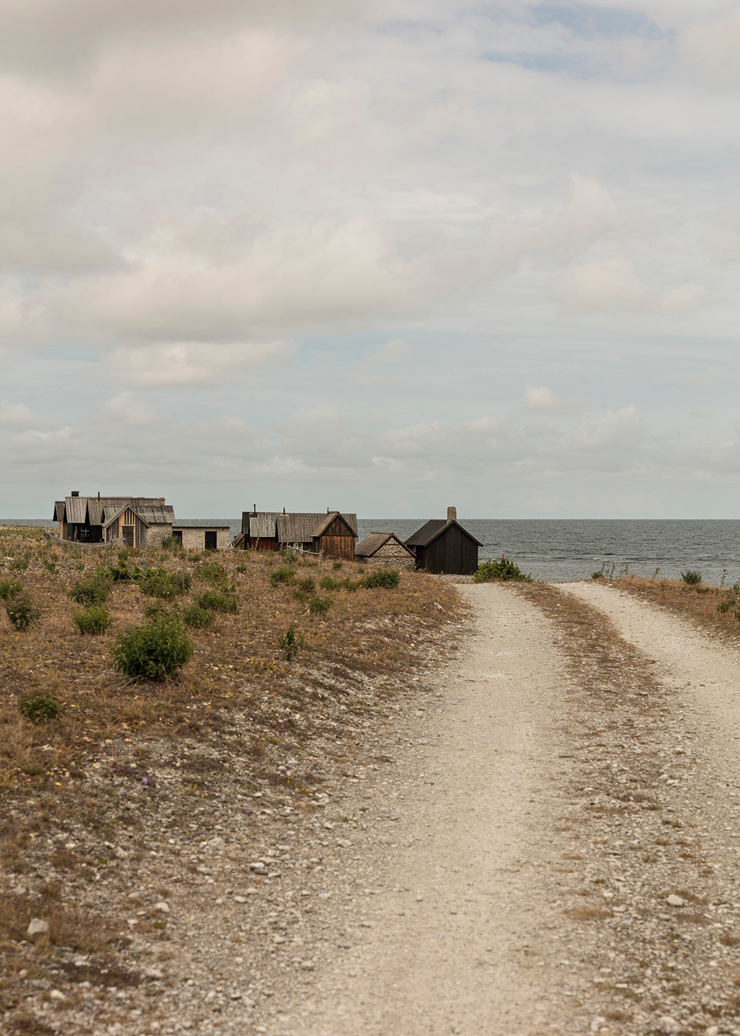 Lodret fotografisk plakat af Helgumannen fiskeläge på Fårö, Gotland, Sverige – Foto Factory