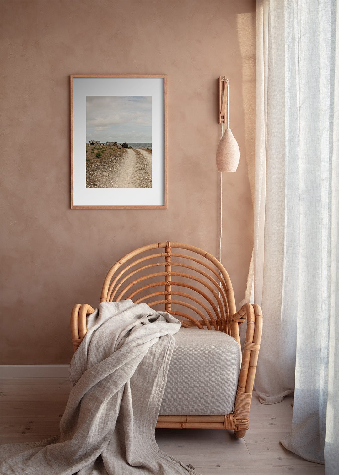 Lodret fotografisk plakat af Helgumannen fiskeläge på Fårö, Gotland, Sverige – Foto Factory