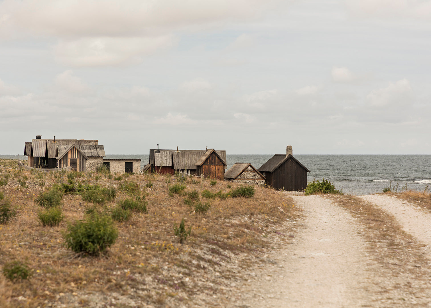 Fotografi af fiskerhytter ved Helgumannen på Fårö, Gotland, Sverige – Foto Factory