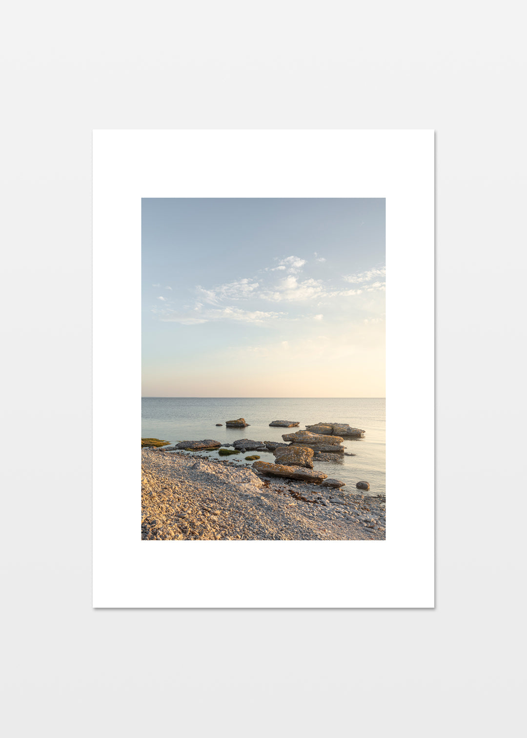 Solopgang over stenformationer ved Grogarnshuvud på Gotland, set fra kysten.