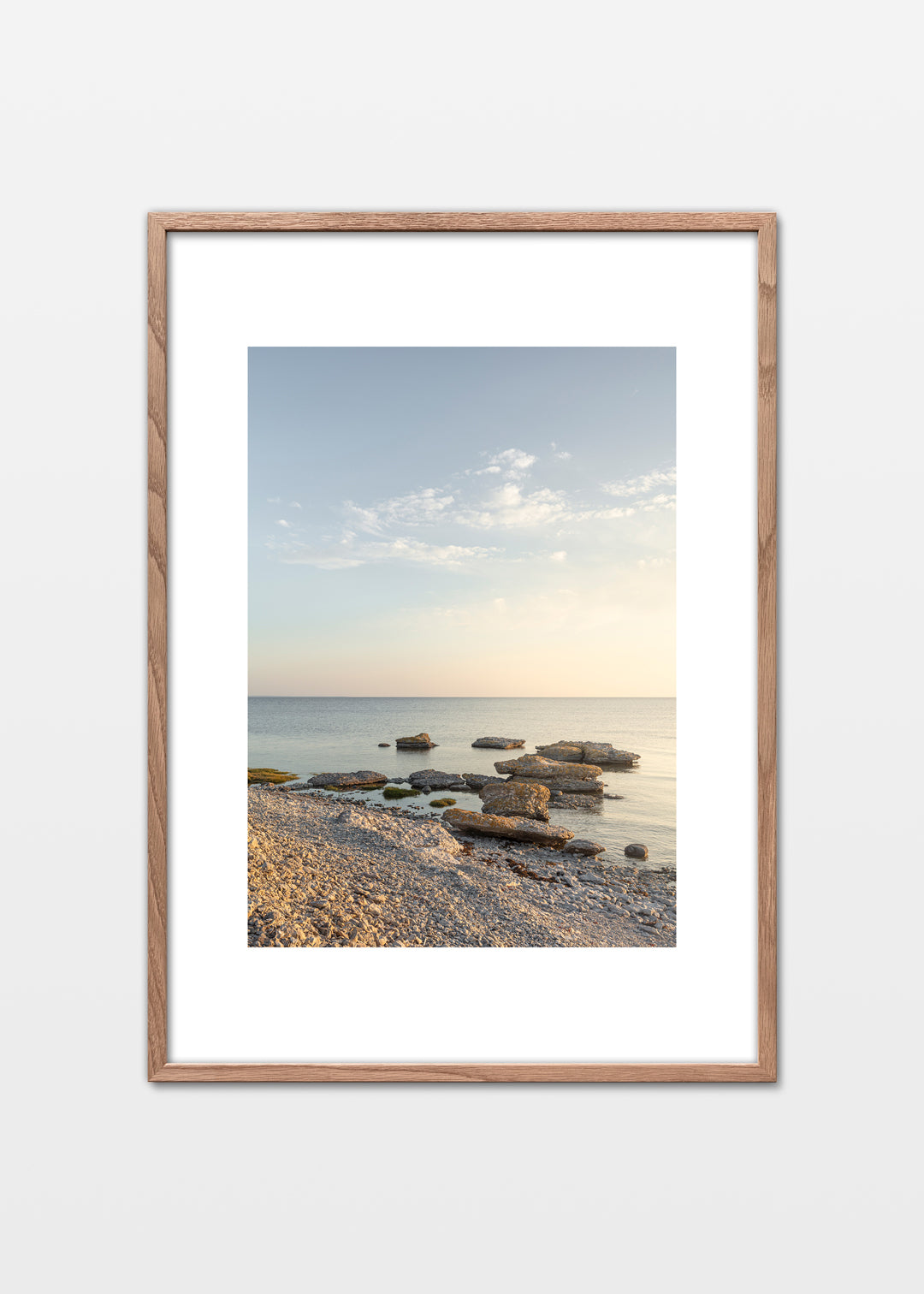 Solopgang over stenformationer ved Grogarnshuvud på Gotland, set fra kysten.