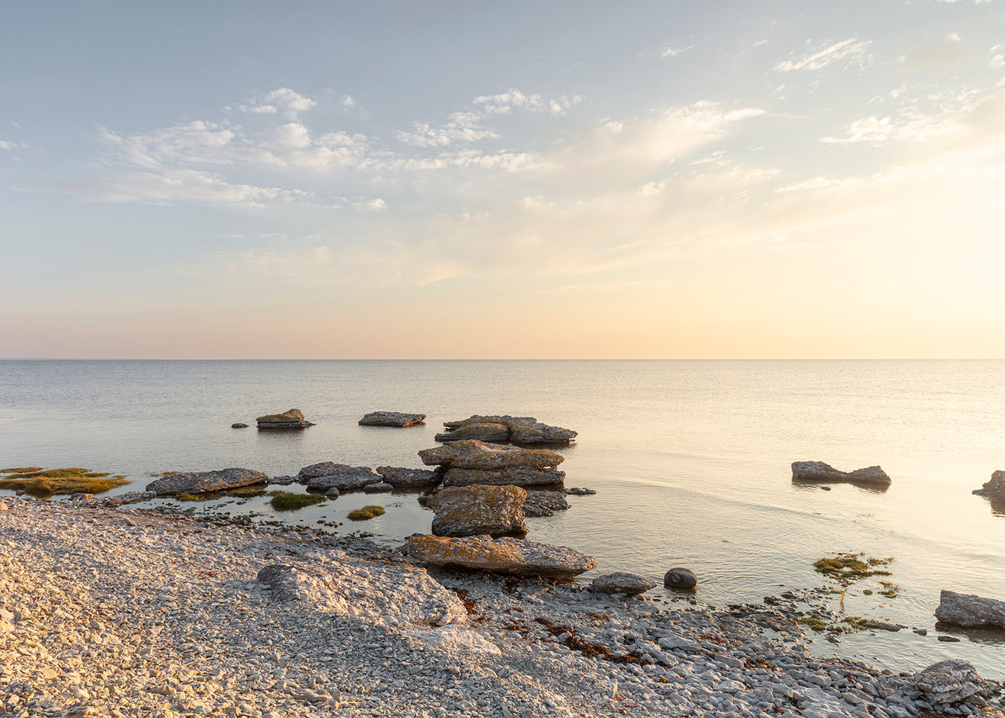 Morgenlys over kysten ved Grogarnshuvud på Gotland med stenformationer i vandet.