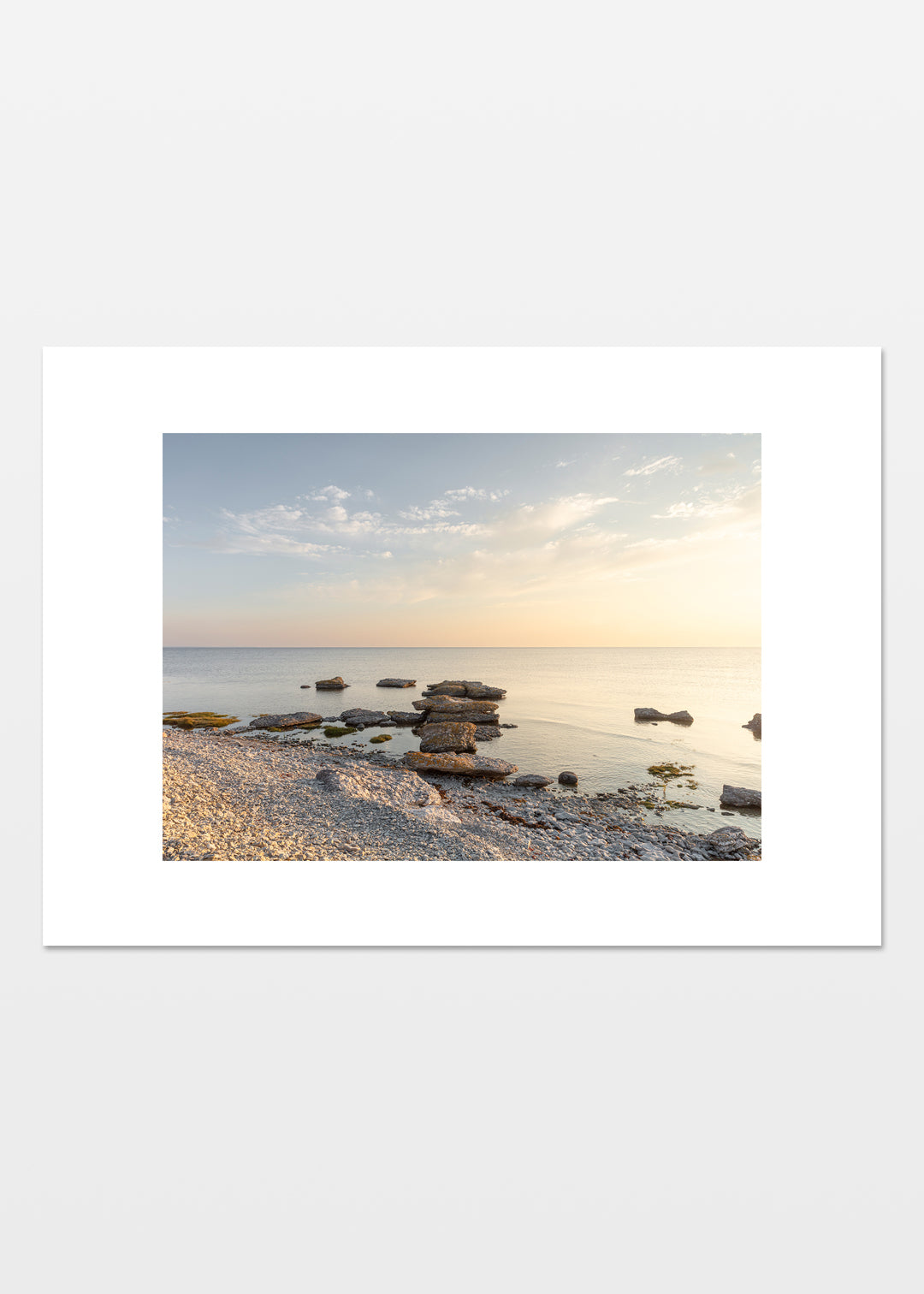 Morgenlys over kysten ved Grogarnshuvud på Gotland med stenformationer i vandet.