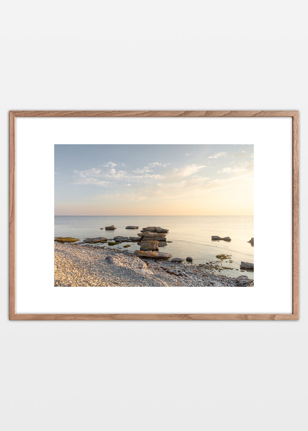 Morgenlys over kysten ved Grogarnshuvud på Gotland med stenformationer i vandet.