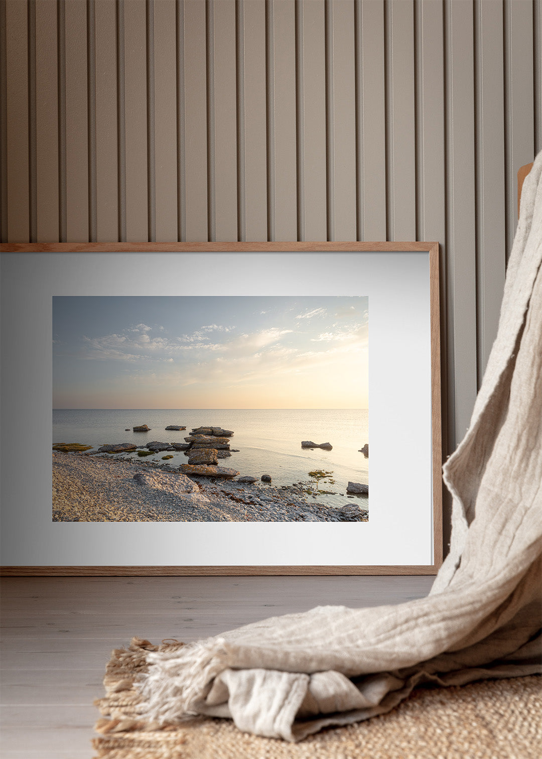 Morgenlys over kysten ved Grogarnshuvud på Gotland med stenformationer i vandet.