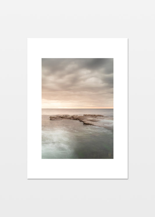 Lodret plakat af Gotlands klippekyst i solnedgang med stille hav og dramatiske skyer – Foto Factory