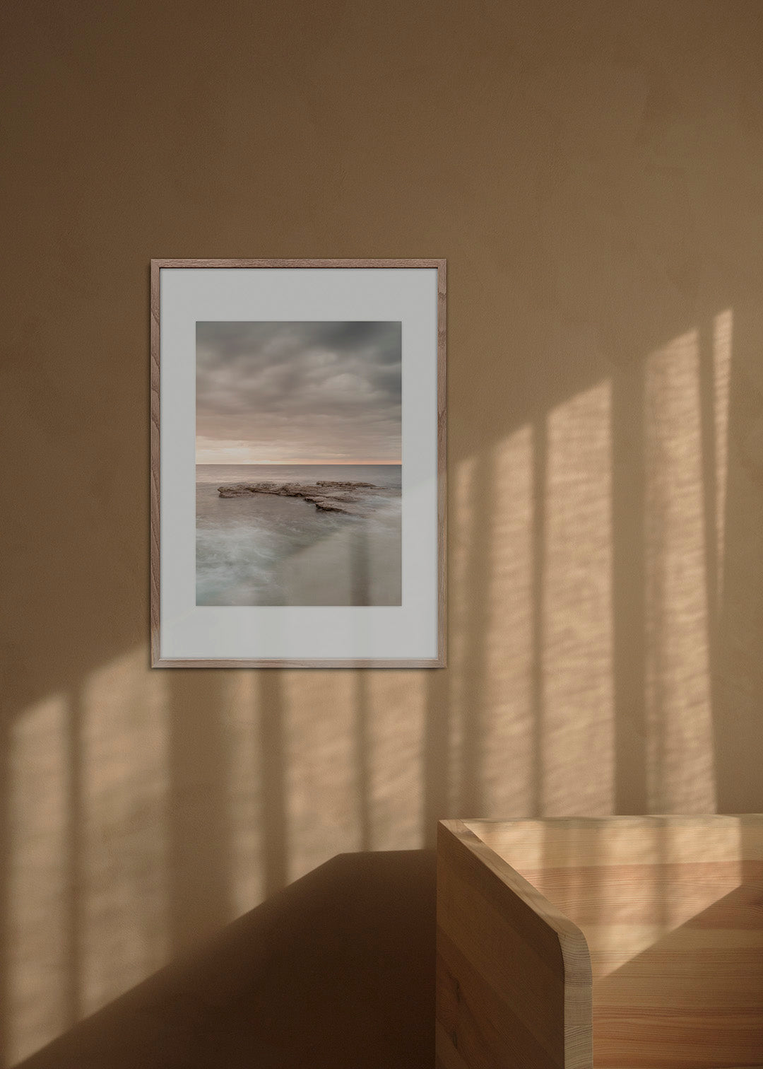 Lodret plakat af Gotlands klippekyst i solnedgang med stille hav og dramatiske skyer – Foto Factory