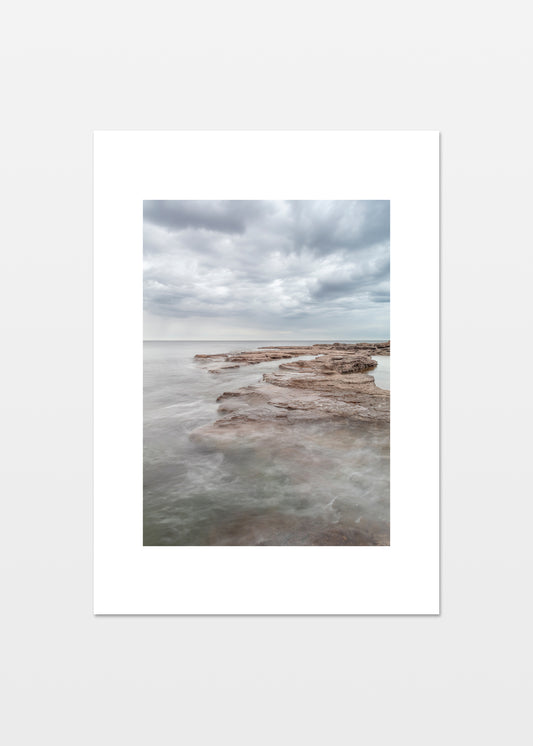 Gotland plakat med lyse flade klipper og roligt hav under skyet himmel – foto Martin Bay.