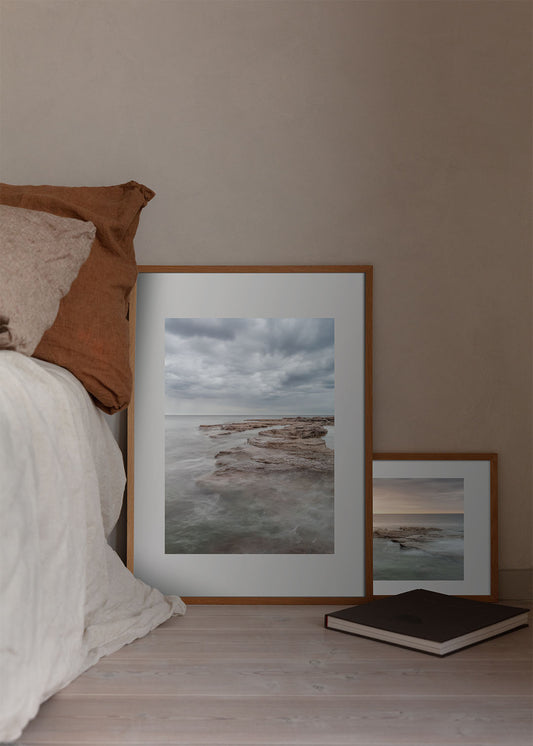 Gotland plakat med lyse flade klipper og roligt hav under skyet himmel – foto Martin Bay.