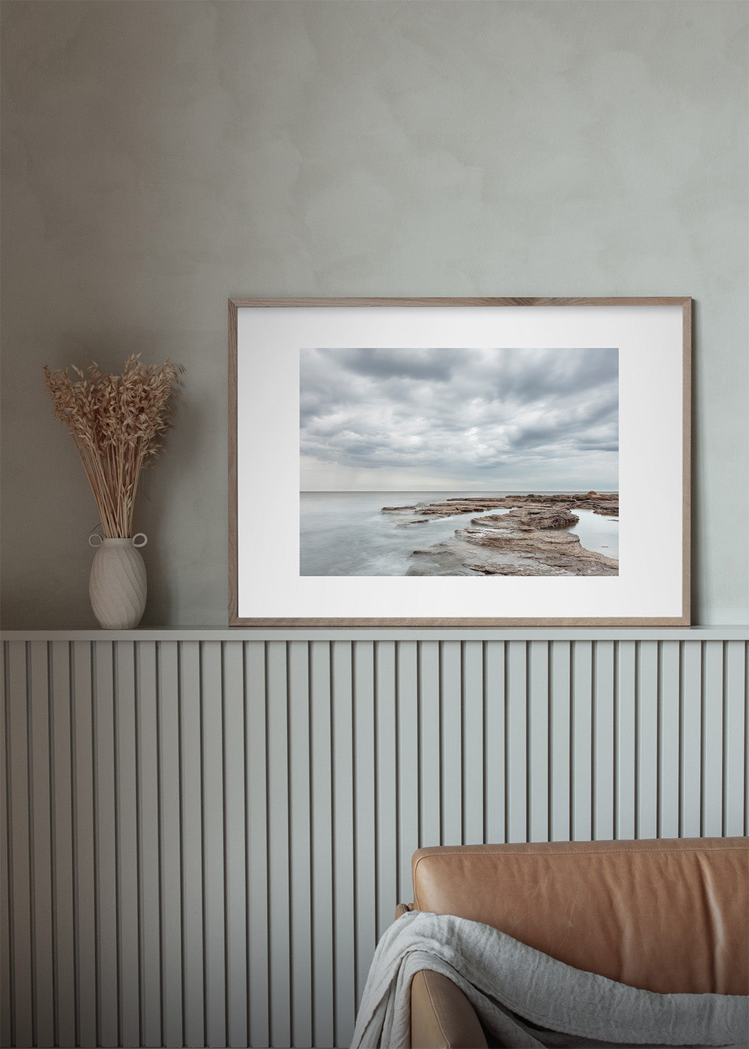 Fotoplakat af Gotlands lyse klipper og stille hav med dramatiske skyer – foto Martin Bay.
