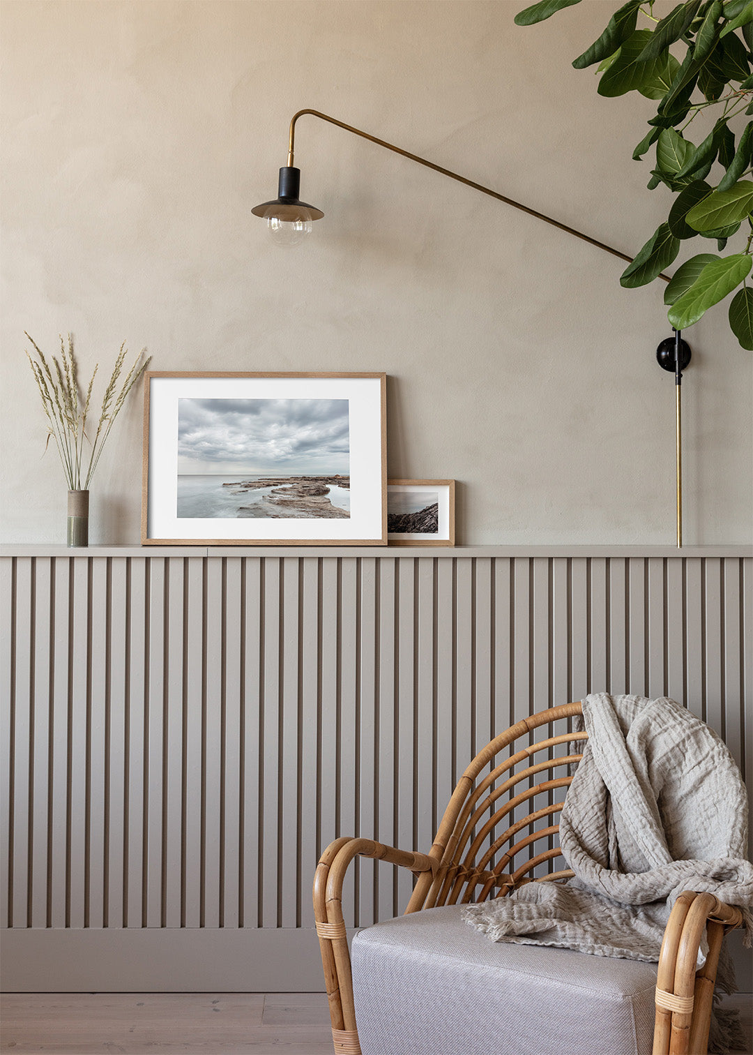 Fotoplakat af Gotlands lyse klipper og stille hav med dramatiske skyer – foto Martin Bay.