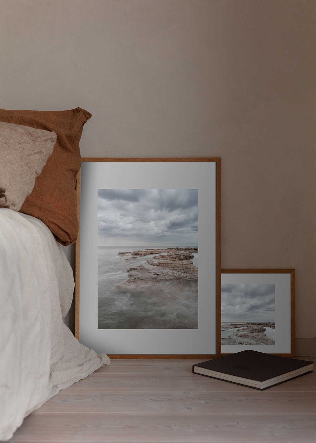 Fotoplakat af Gotlands lyse klipper og stille hav med dramatiske skyer – foto Martin Bay.