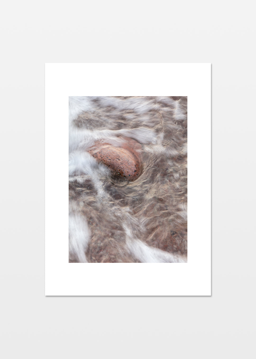 Plakat med Nærbillede af strandssten på Gotland med bløde bølger omkring.