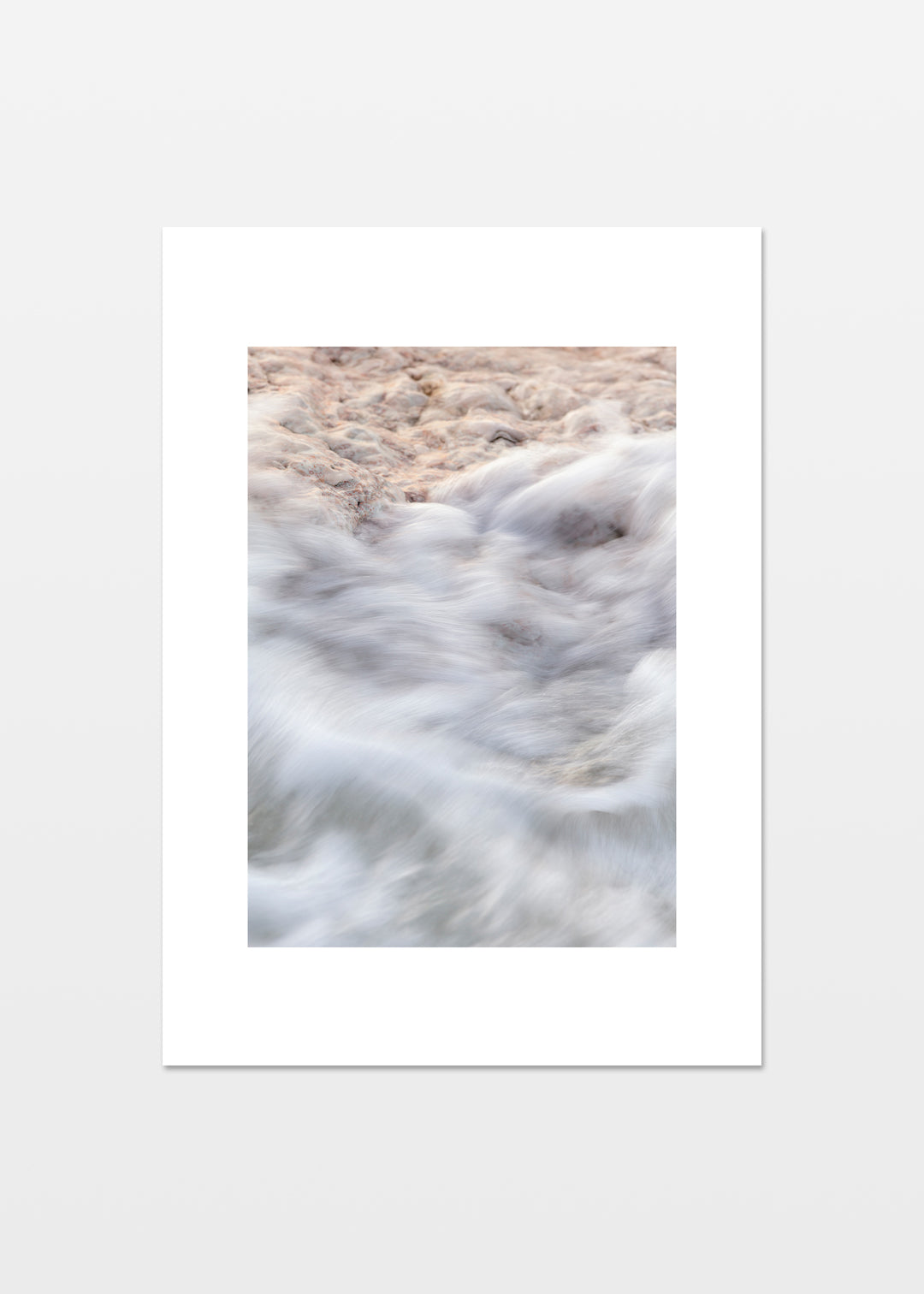 Plakat med nærbillede af strandkant på Gotland med sten og bløde bølger.