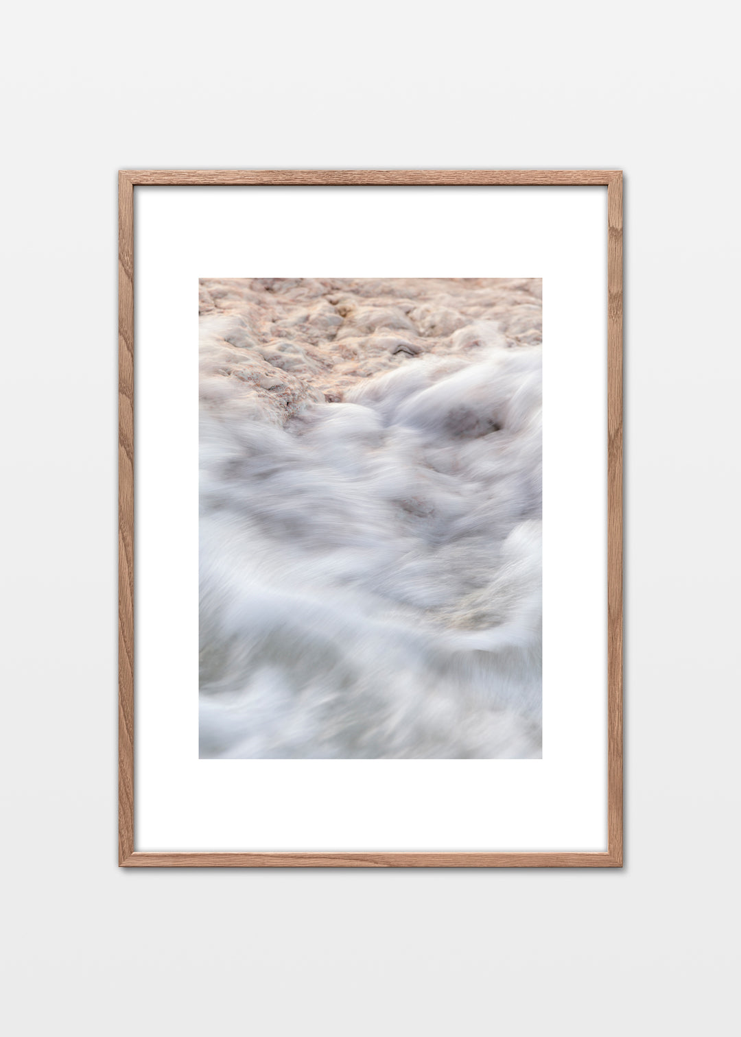 Plakat med nærbillede af strandkant på Gotland med sten og bløde bølger.