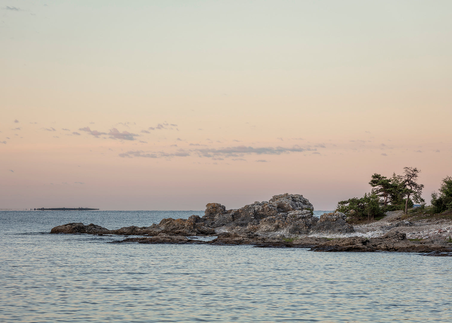 Landskabsfotografi af Folhammar Raukområde i varmt aftenlys, Gotland.