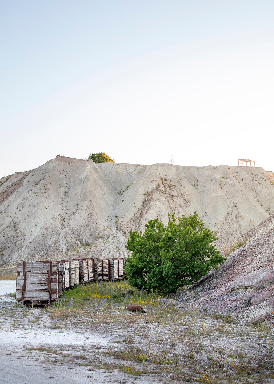 Fotografi af gamle togvogne i fabriksområdet ved Fabriken Furillen på Gotland.