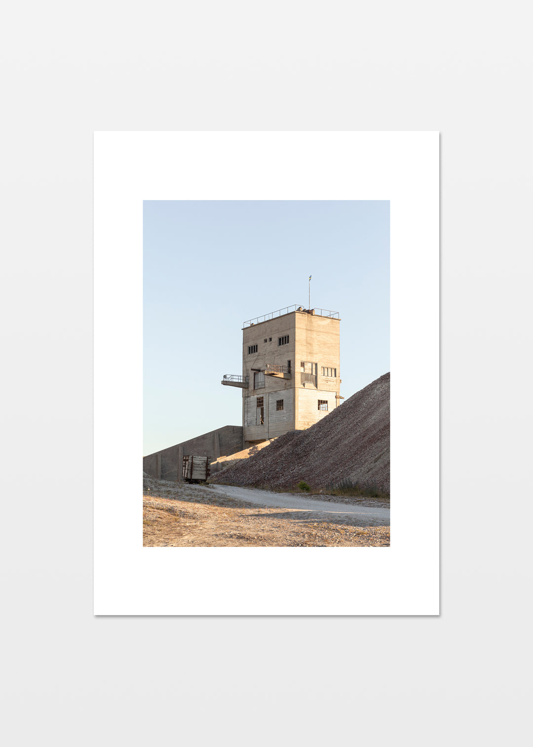 Fabrikstårn i aftensol ved Fabriken Furillen på Gotland.