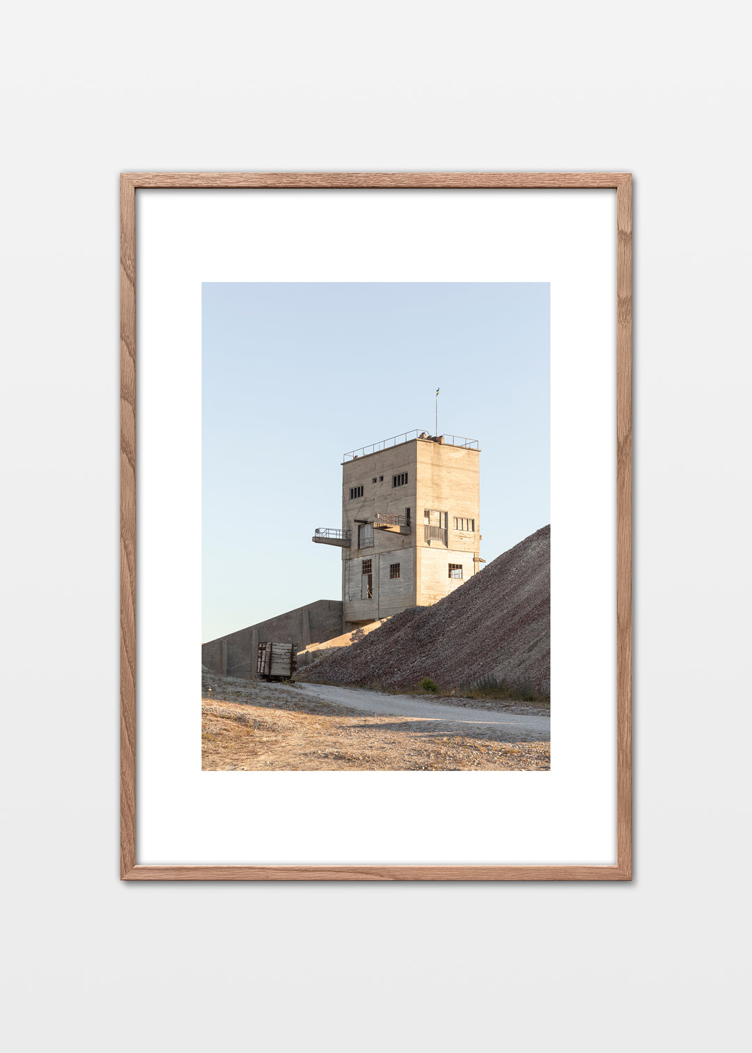 Fabrikstårn i aftensol ved Fabriken Furillen på Gotland.