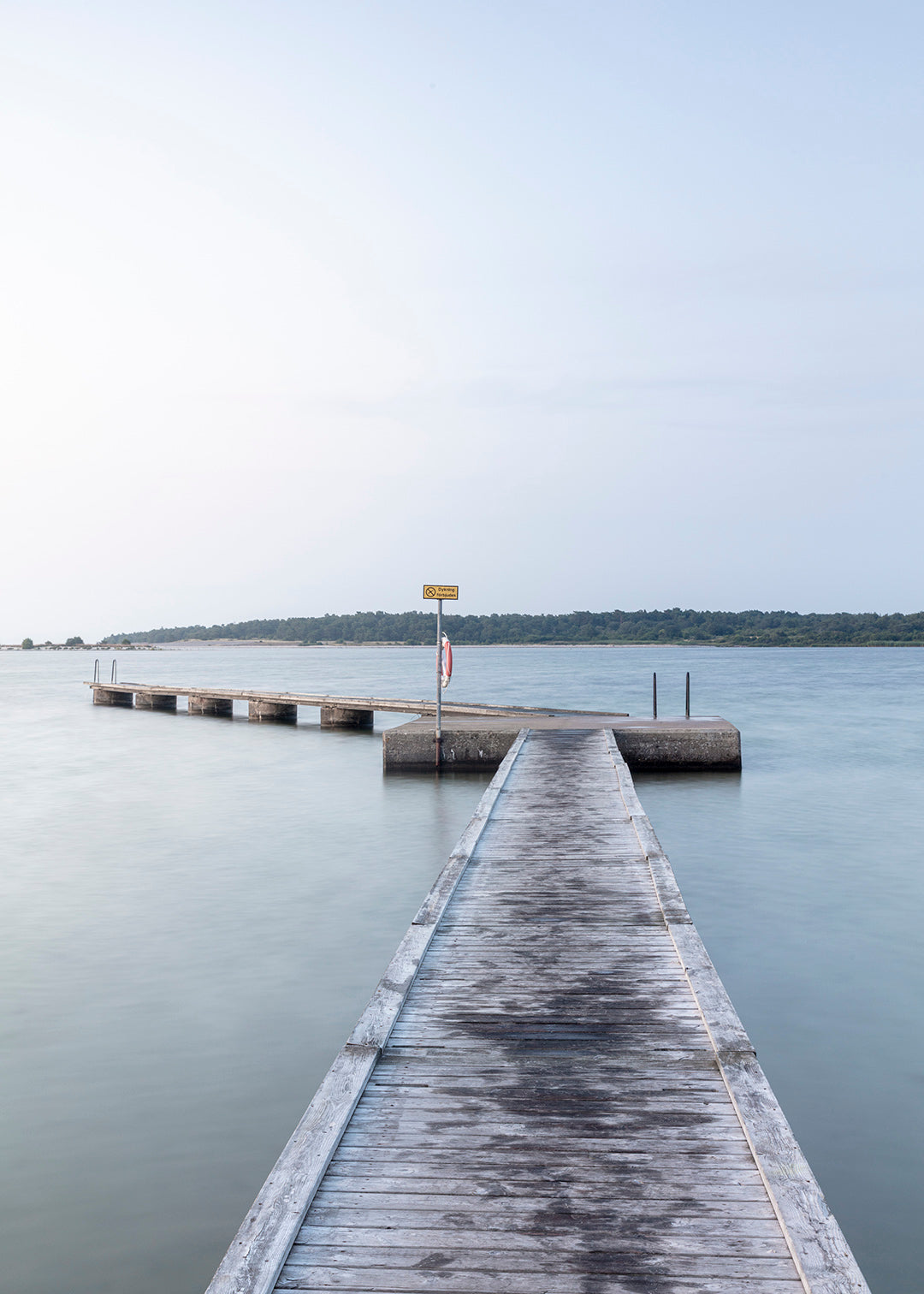 Fotografi af badebro ved Katthammarsvik, Gotland – blå sommerstemning