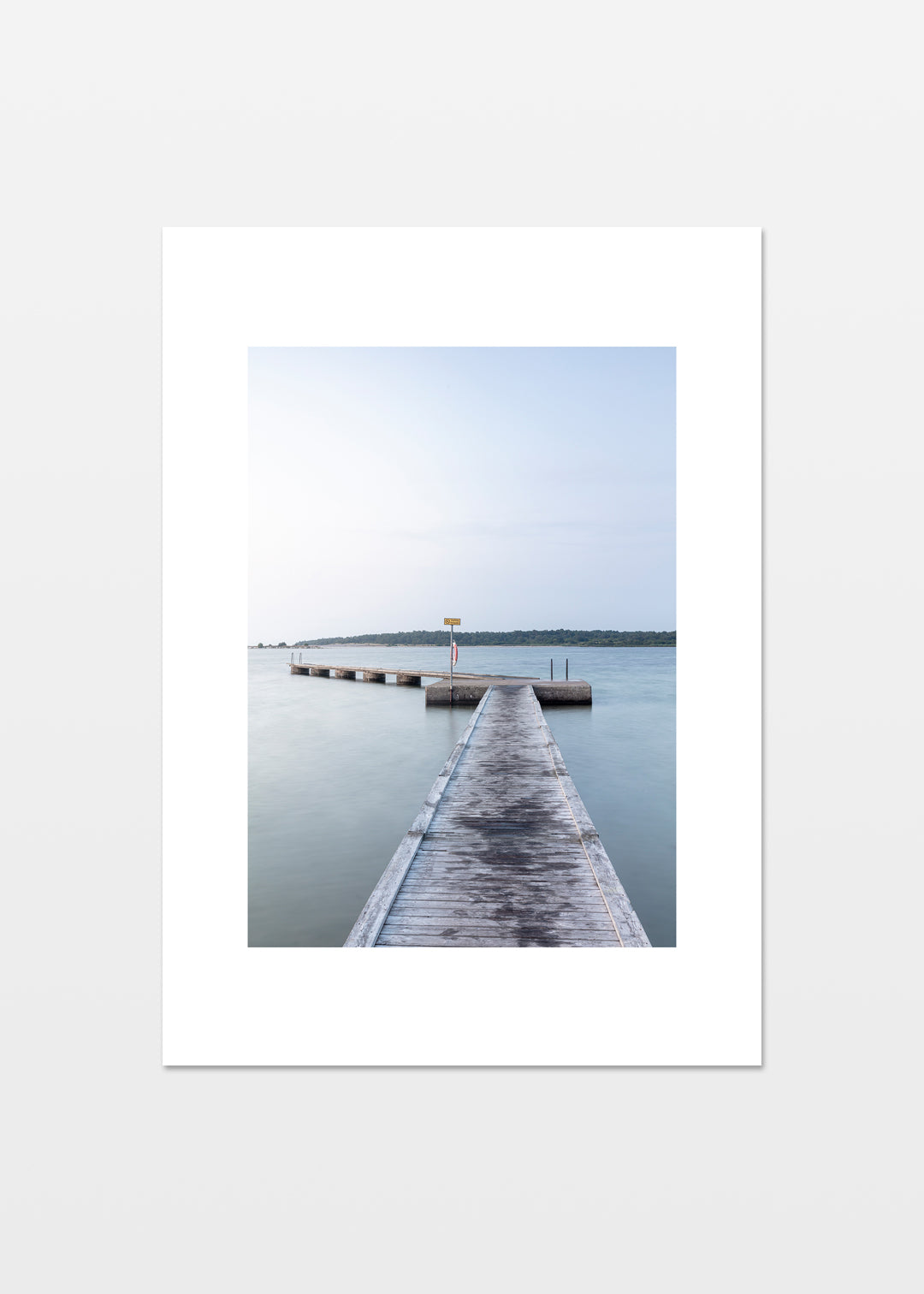 Fotografisk plakat af badebro ved Katthammarsvik, Gotland – blå sommerstemning