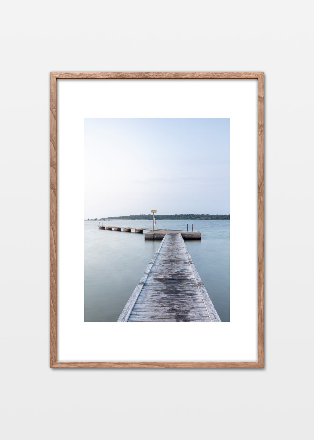 Fotografisk plakat af badebro ved Katthammarsvik, Gotland – blå sommerstemning