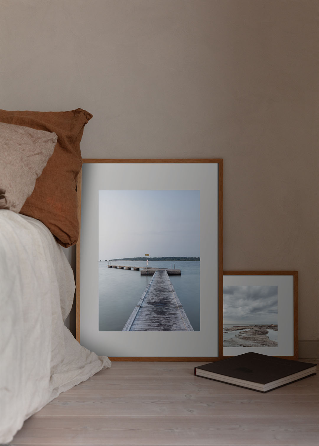 Fotografisk plakat af badebro ved Katthammarsvik, Gotland – blå sommerstemning