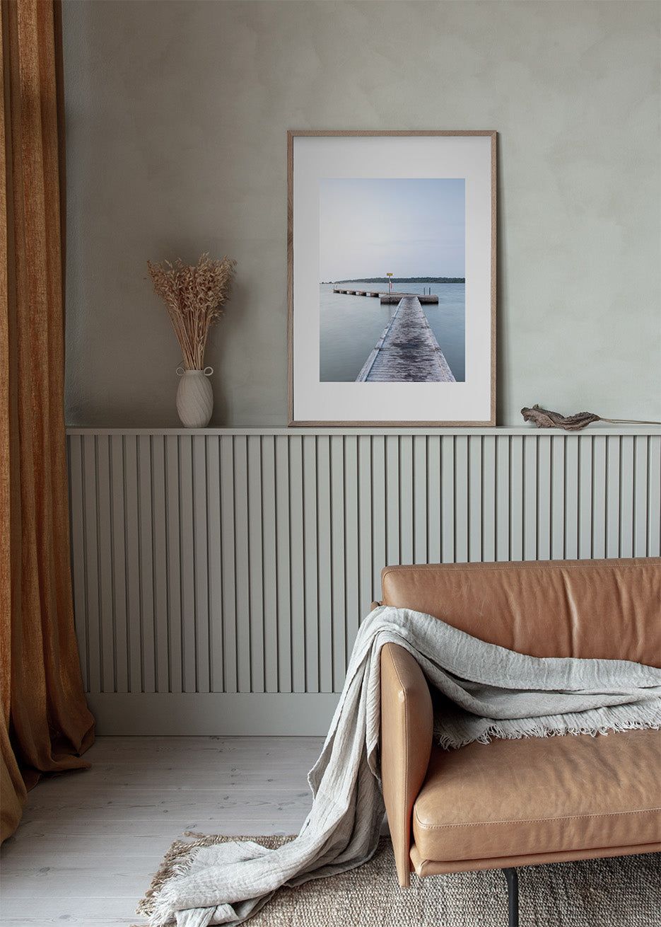 Fotografisk plakat af badebro ved Katthammarsvik, Gotland – blå sommerstemning