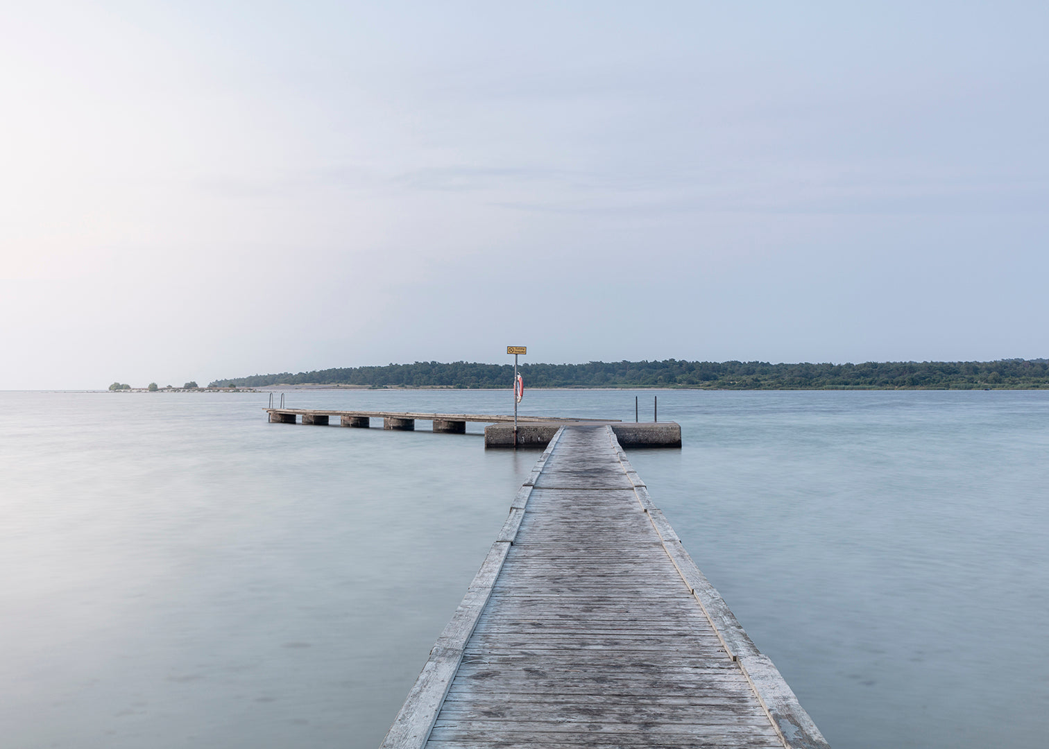 Fotografi af badebro i Katthammarsvik på Gotland i blå nuancer