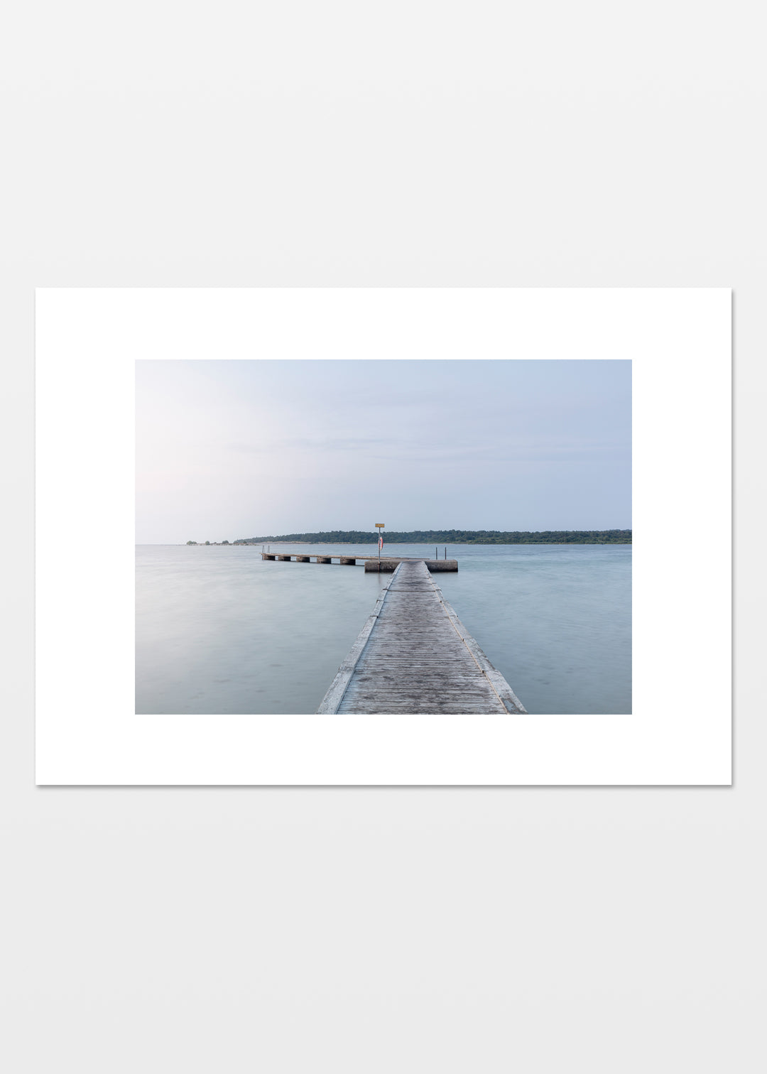 Vandret plakat af badebro i Katthammarsvik på Gotland i blå nuancer