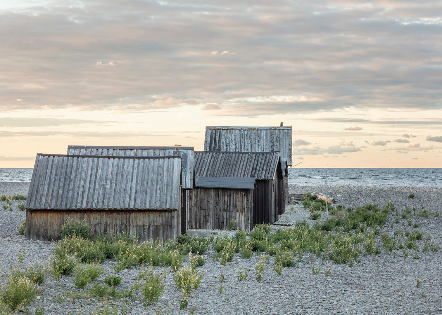 Grostäde fiskeläge med gamle fiskerhytter på stenstrand ved havet, Gotland – Foto Martin Bay