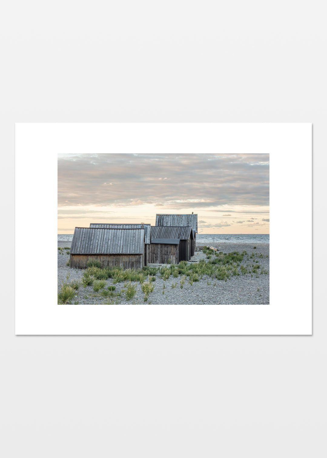 Grostäde fiskeläge med gamle fiskerhytter på stenstrand ved havet, Gotland – Foto Martin Bay