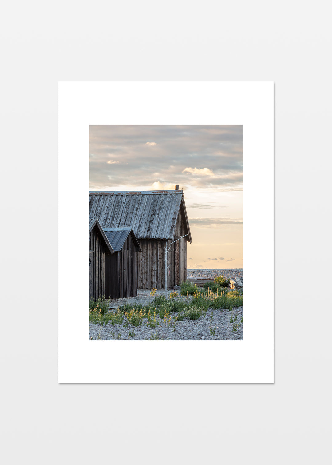 Grostäde fiskeläge med gamle fiskerhytter på stenstrand ved havet, Gotland – Foto Martin Bay